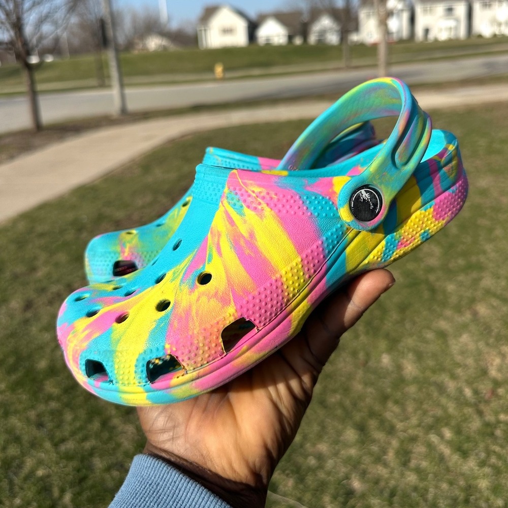 CROCS KIDS CLASSIC MARBLED TYE DYE CLOGS Size J2 Sandals - Picture 9 of 10